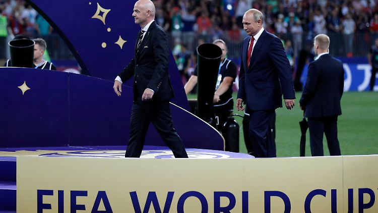 Damals war so ein Konflikt noch nicht abzusehen: FIFA-Präsident Infantino und Russlands Präsident Putin beim WM-Finale 2018 in Moskau.