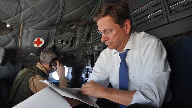 Guido Westerwelle an Bord einer Transall C-160 auf dem Flug von Islamabad nach Kabul.