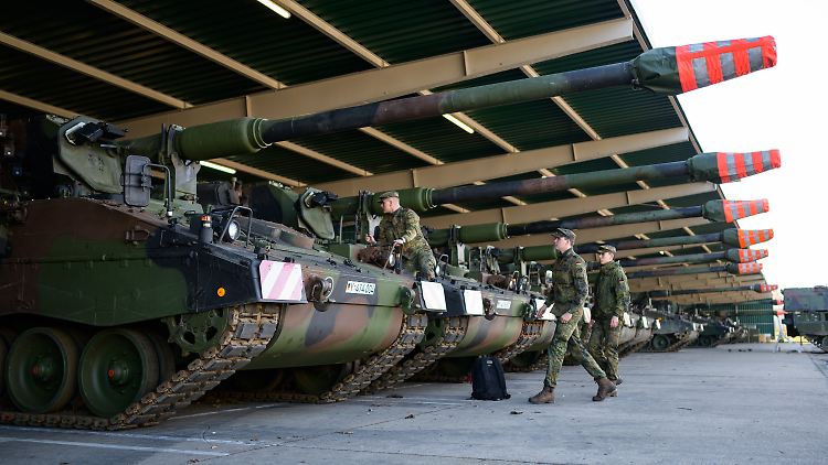 Panzerhaubitzen 2000 (PzH 2000) der Bundeswehr stehen in der Hindenburg-Kaserne in Munster in einer offenen Fahrzeughalle.