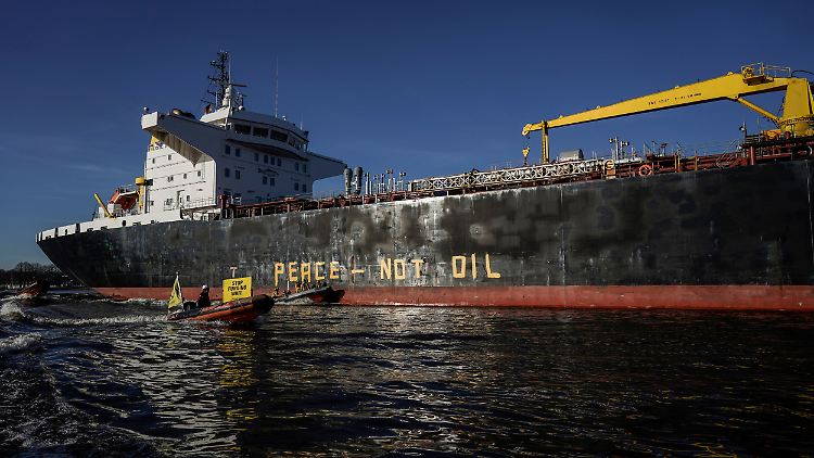 Greenpeace-Aktivisten haben auf der Weser einen 200 Meter langen Öltanker mit einer Friedensbotschaft besprüht.