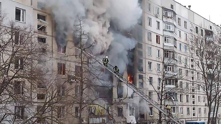 Immer wieder werden auch Wohnhäuser Ziel russischer Raketen- und Bombenangriffe.