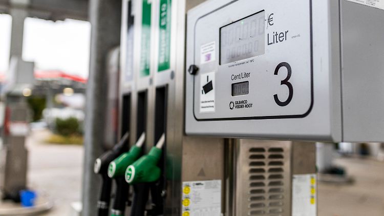Mehr als zwei Euro pro Liter kostet das Tanken derzeit. Grund ist die Unsicherheit angesichts des Ukraine-Krieges.