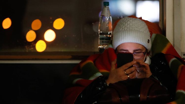 Telefonisch halten auch viele Geflüchtete noch immer Kontakt in die Ukraine.