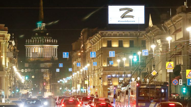 In Sankt Petersburg prangt das Z zur Unterstützung der russischen Truppen über der Stadt.