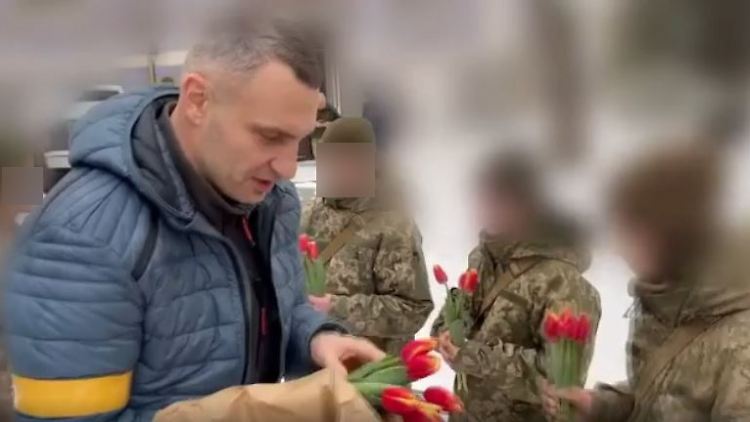 Kiews Bürgermeister sorgt für die Blumen zum 8. März: Der Frauenanteil der ukrainischen Armee liegt bei 15 Prozent.