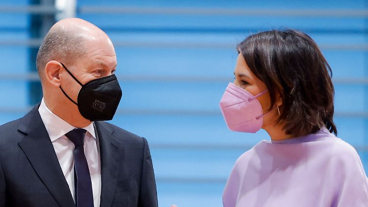 Bundeskanzler Olaf Scholz kommt auf fast identische Zufriedenheitswerte wie Bundesaußenministerin Annalena Baerbock.