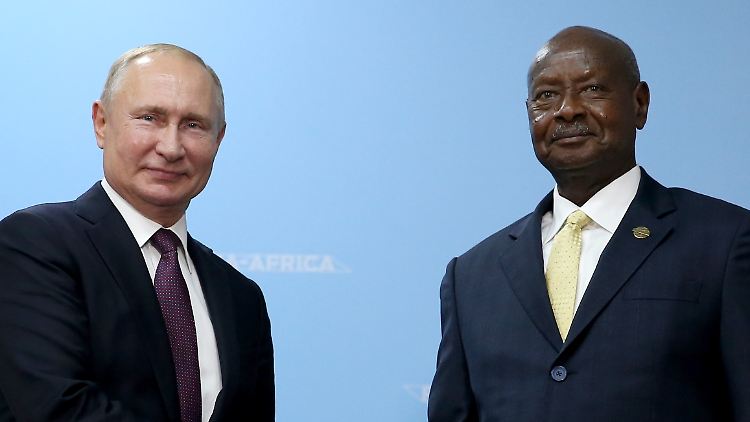 Putin und Ugandas Präsident Yoweri Museveni am Rande eines Russland-Afrika-Gipfels 2019 in Sotschi.