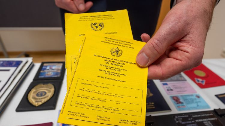 Bei den Hausdurchsuchungen wurden mehr als 50 gefälschte Impfpässe sichergestellt.