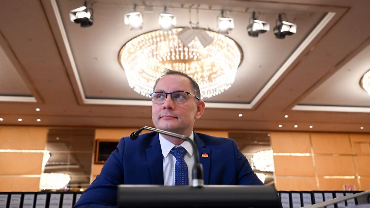 AfD-Chef Tino Chrupalla im gleißenden Licht der Kronleuchter: Das Verwaltungsgericht tagt in einer Kölner Messehalle.