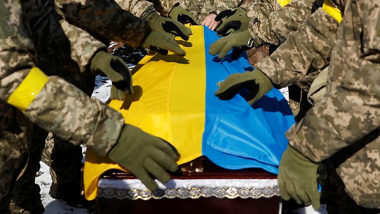 Begräbniszeremonie der Ehrengarde für einen getöteten Soldaten am Dienstag in Kiew.