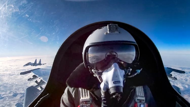 Blick ins Cockpit eines russischen Su-30SM-Kampfjets, veröffentlicht vom russischen Verteidigungsministerium. 