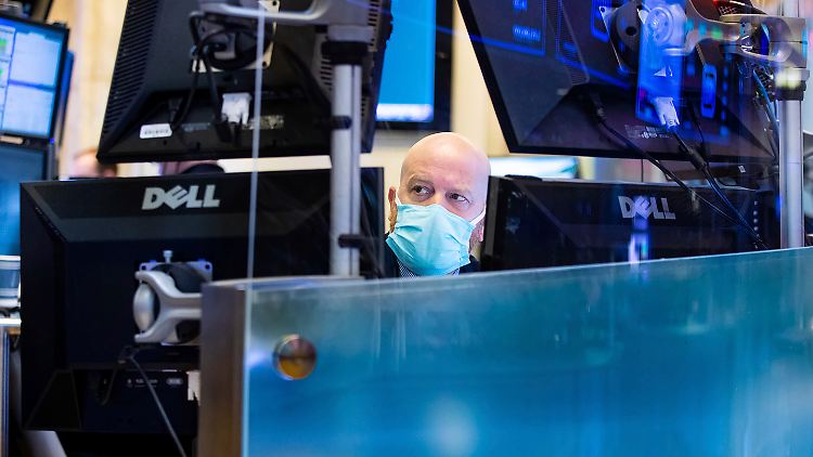Der Dow-Jones-Index der Standardwerte schloss 0,8 Prozent höher auf 34.754 Punkten. 