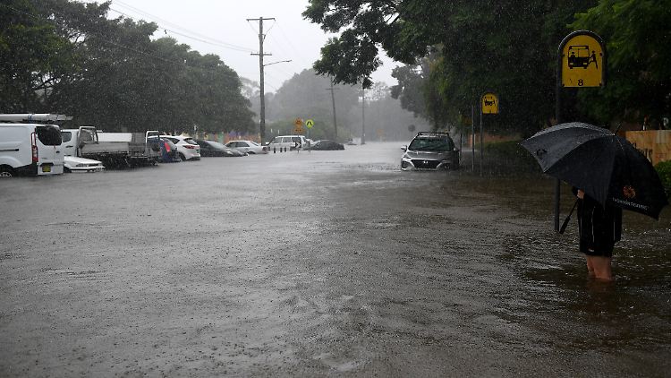 Das Hochwasser des Manly Creek überflutete die Straße Campbell Parade in Manly Vale, nördlich von Sydney. 