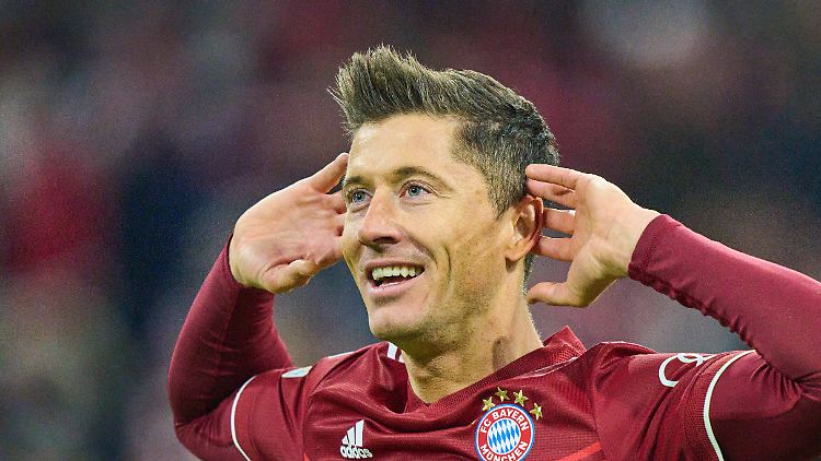 Robert Lewandowski hört gut zu, was ihm der FC Bayern nun anbieten wird.