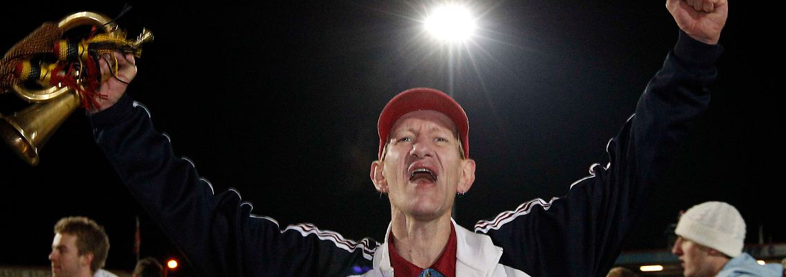 Nein, das ist nicht Bastian Schweinsteiger: Ein Fan aus Stevenage feiert.