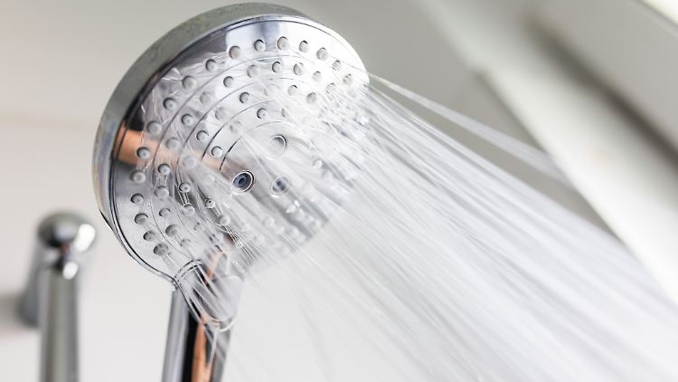 Der Dermatologe Jan-Olaf Piontek meint, am besten "kurz und knackig" duschen, nicht so lange. Und es sei nicht nötig, sich täglich unter die Dusche zu stellen.