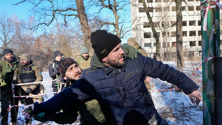 Mitglieder der georgischen Legion unterweisen Zivilisten in Kiew in Selbstverteidigung.