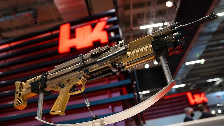 Ein Maschinengewehr der Firma Heckler & Koch - wird künftig nicht mehr von Mitarbeitern mit russischen Wurzeln getestet.