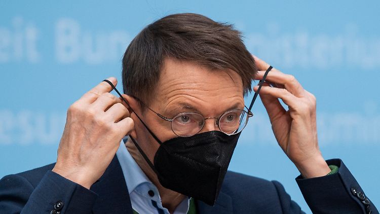 "Wir sind nicht in der Situation, als dass man jetzt alle Maßnahmen fallen lassen könnte", sagt Karl Lauterbach. 