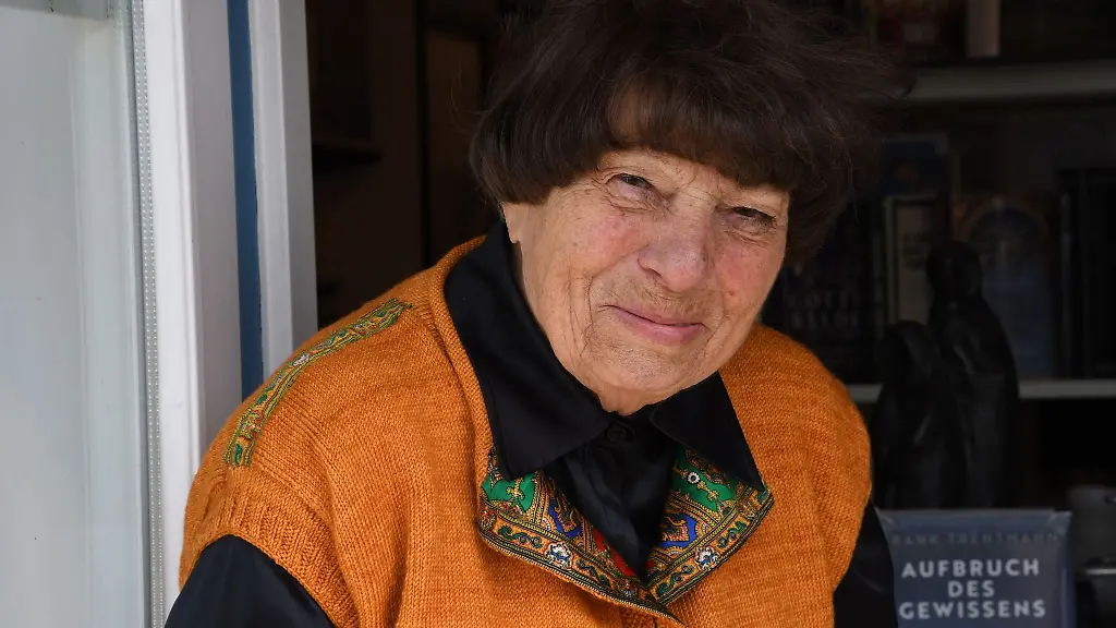 Nach-einer-Nachfolgerin-fuer-ihren-Buecherladen-auf-Sylt-hat-Hildegard-Steiner-Schwarz-92-lange-gesucht