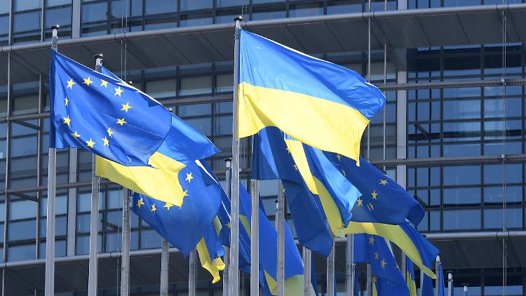 Ein Teil der EU-Staaten ist laut Entwurf dafür, einen Beitritt der Ukraine zu anderer Zeit ausführlich zu diskutieren.