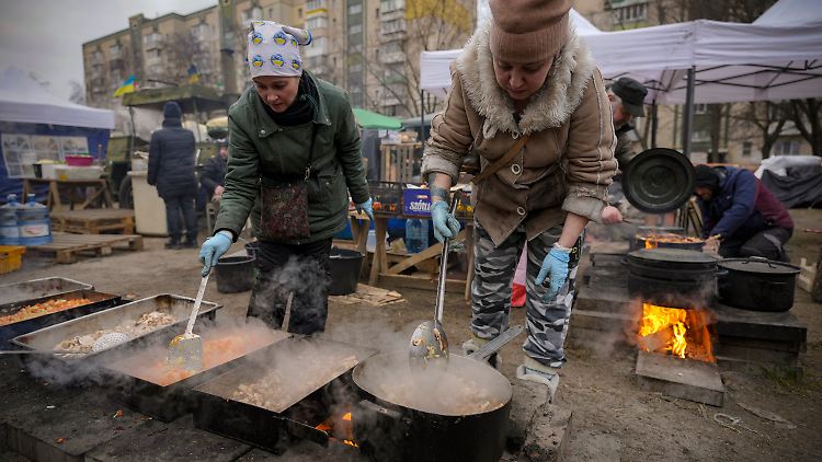Die humanitäre Lage in der Ukraine ist teils katastrophal. Hier kochen Frauen auf den Straßen Kiews für Soldaten. China will der Zivilbevölkerung helfen und Hilfsgüter senden.