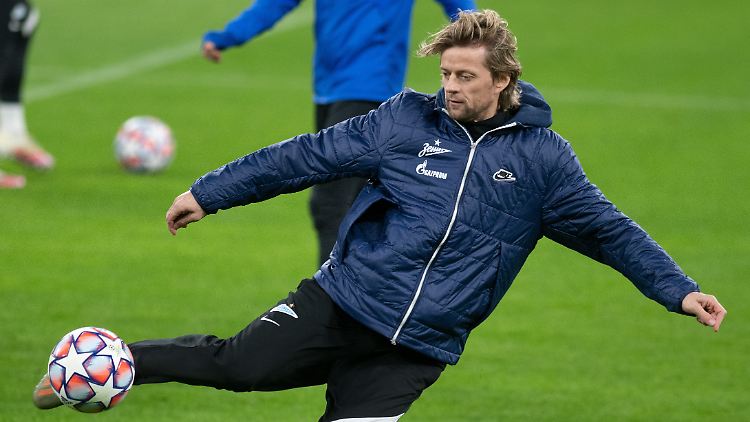 Von 2009 bis 2013 spielte Tymoschtschuk für die Bayern. Hier auf dem Bild wärmt er sich 2020 als Co-Trainer mit seinem Team auf.