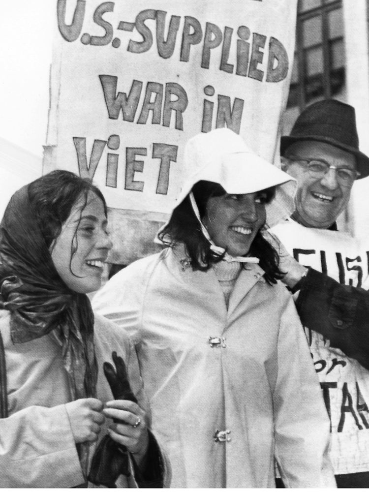 Joan Baez (Mitte) demonstriert am 17.04.1967 in San Francisco gegen die Zahlung von Einkommenssteuer zur Finanzierung des Vietnamkrieges.