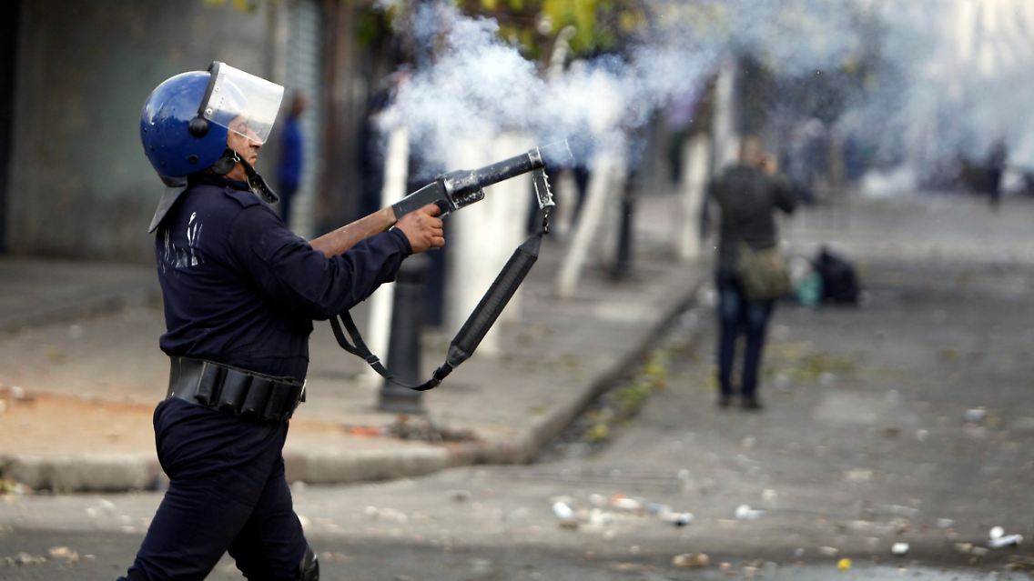 In Algerien kündigte die Regierung inzwischen eine Senkung der Lebensmittelkosten an, um die Lage zu entschärfen.