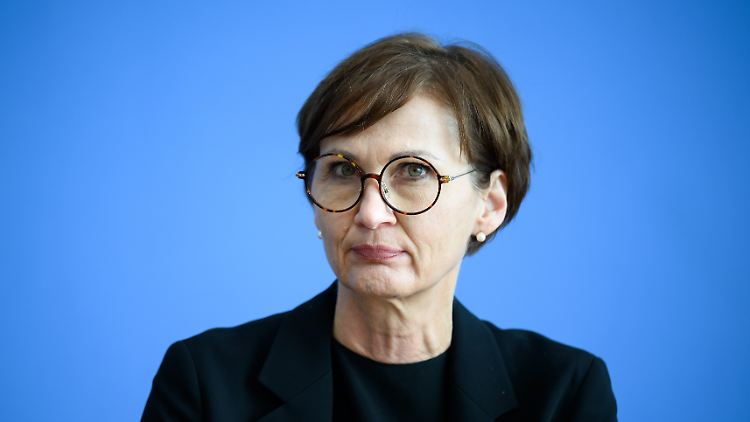 Die Kommission überreicht Bundesforschungsministerin Bettina Stark-Watzinger das 15. Gutachten der EFI.