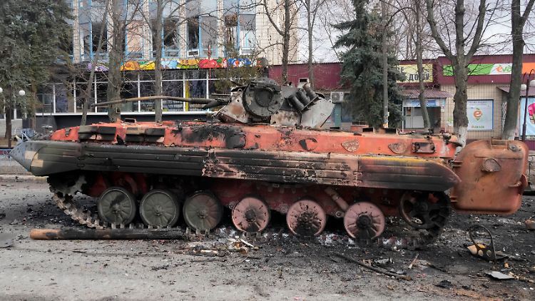 Die Zahl zerstörter Panzer und anderer Militärfahrzeuge in der Ukraine geht mittlerweile in die Hunderte. 
