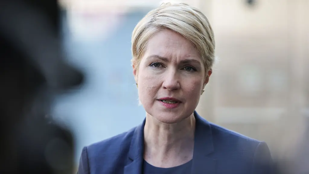 Fuer-Manuela-Schwesig-sind-die-Wahlergebnisse-in-Sachsen-und-Thueringen-erschreckend