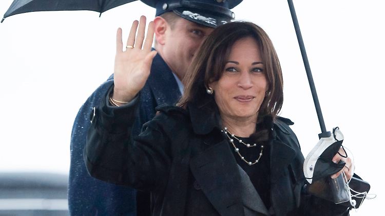 US-Vizepräsidentin Kamala Harris, kurz bevor sie die Airforce Two für ihre Reise nach Europa betritt.
