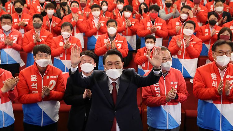 Yoon Suk Yeol, Präsidentschaftskandidat der größten Oppositionspartei in Südkorea, jubelt über seinen Sieg bei der Präsidentenwahl in Südkorea. 