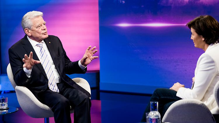 Gauck appellierte vor allem an die jungen Menschen in Deutschland: "Ihr könnt nicht wissen, was ihr später einmal ertragen werdet. Wir sind stärker als es uns unsere Angst einredet."