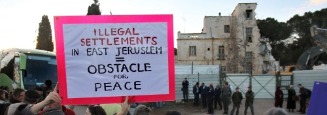 Israelische Demonstranten protestieren gegen die Siedlungspolitik ihres Landes.
