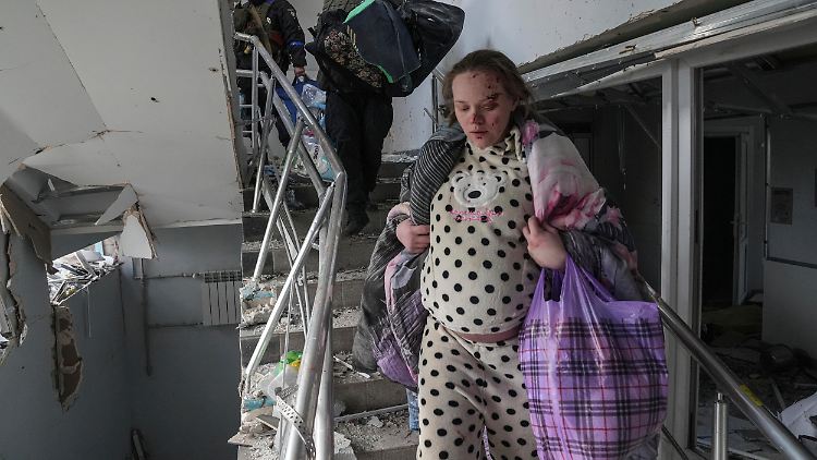 Ein angebliches Mitglied des "nationalistischen Bataillons" verlässt die Geburtsklinik in Mariupol.