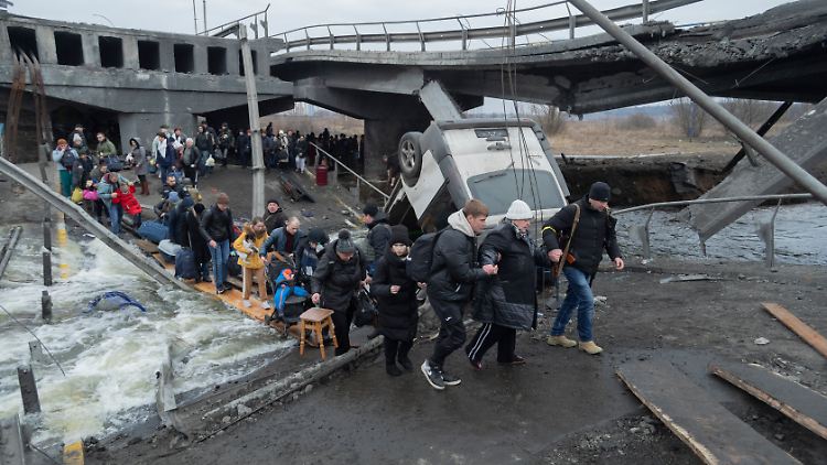 ... Deshalb müssen flüchtende Ukrainer einen Behelfsweg im kalten Wasser nutzen.