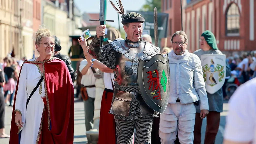 Der-Festumzug-ist-der-Hoehepunkt-des-Sachsen-Anhalt-Tages-in-Stendal