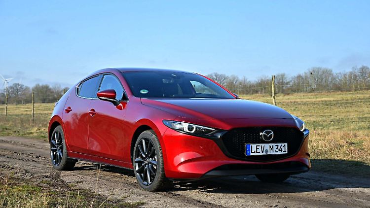 Glatte Flächen und wenige Kniffe im Blech sind Teil des Kodo-Designs des Mazda3.