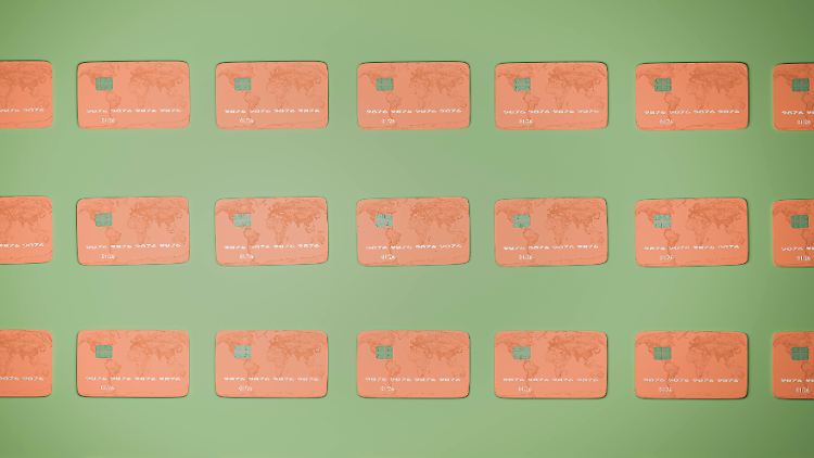 Bankkunden sollten nicht ungeprüft die Kreditkarte der Hausbank nehmen. Manchmal gibt es günstigere Alternativen.