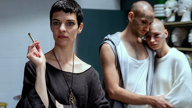Die Extrem-Künstlerin Kyomi (Sarah Hostettler) und zwei ihrer "Objekte".