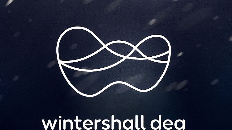 Das Logo von Wintershall Dea hängt an einem Schild.