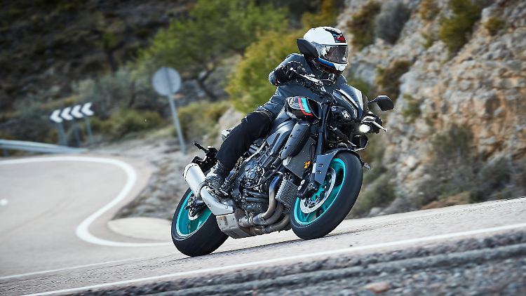Yamaha hat die MT-10, die sich vom Supersportler YZF-R1 ableitet, ordentlich überarbeitet.