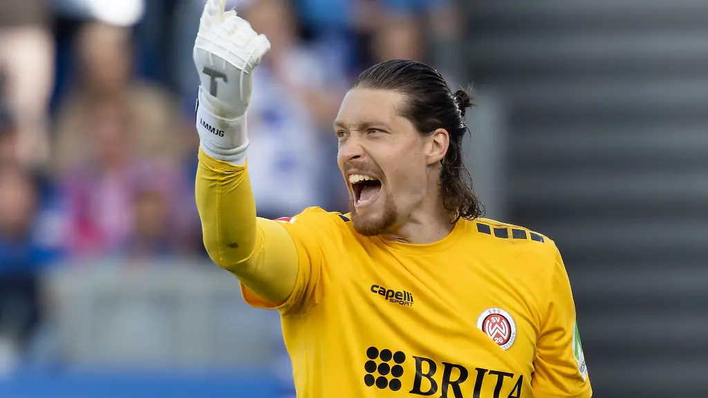 Vor-allem-auch-dank-Torwart-Florian-Stritzel-hat-der-SV-Wehen-Wiesbaden-gegen-Energie-Cottbus-gewonnen