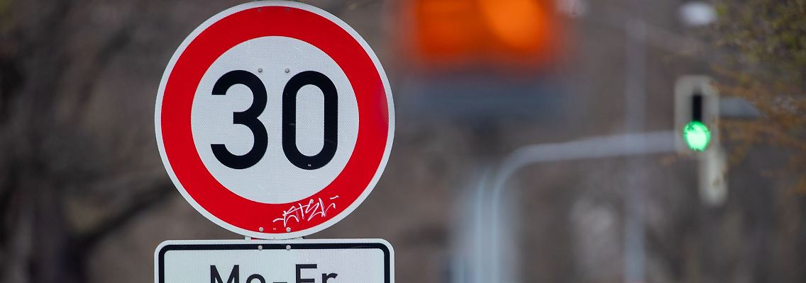 Ein Verkehrsschild weist auf eine zeitlich begrenzte Tempo-30-Zone hin.