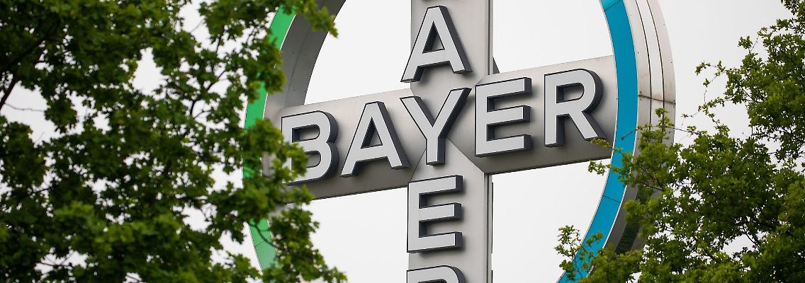 Das Bayer-Logo am Flughafen Köln/Bonn.