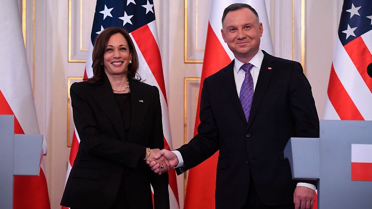 Zeigen bei ihrem Treffen in Warschau Einigkeit in Sachen Ukraine-Konflikt: US-Vizepräsidentin Kamala Harris und Polens Präsident Andrzej Duda. 
