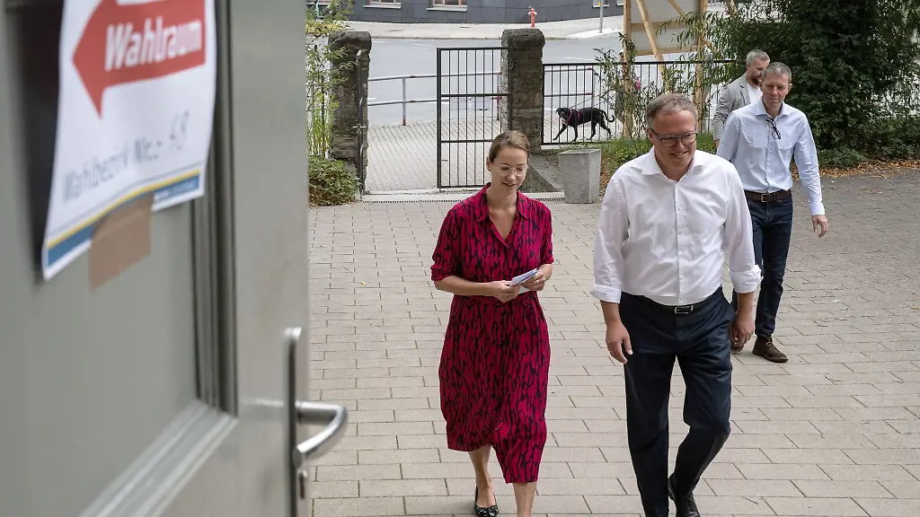 Die-Eheleute-Voigt-und-Fuenfstueck-auf-dem-Weg-ins-Wahllokal