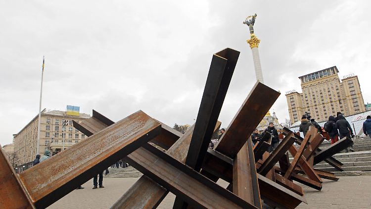 Auch auf dem Maidan in Kiew stehen jetzt Panzersperren.